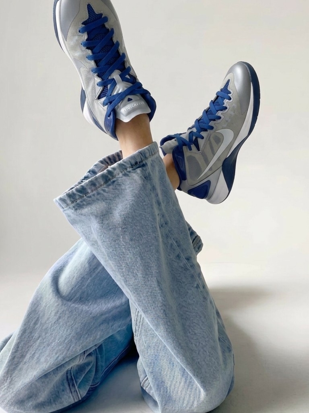 Nike Women's Silver and Blue Low-Top Sneakers
